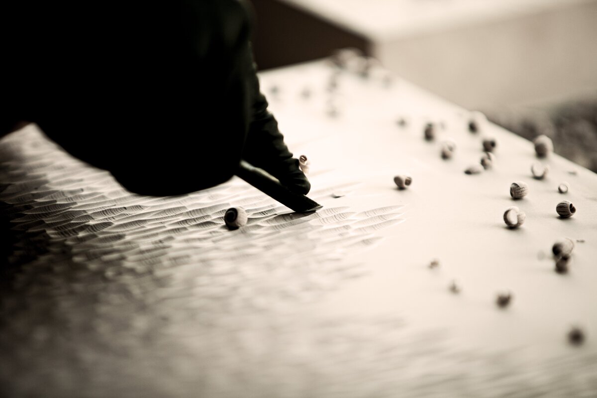 Three-dimensional relief surface with organic dot pattern, produced in atelier