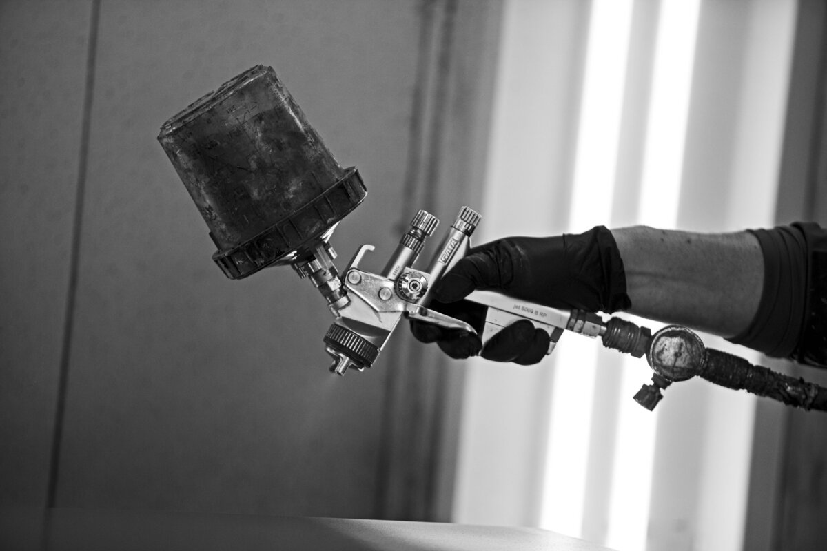Precision spray gun used for architectural surface finishing